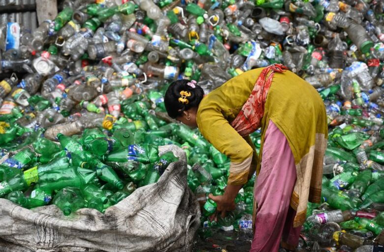Moderne machines voor plastic recycling in een industriële omgeving, die bijdragen aan duurzaamheid en efficiëntie.
