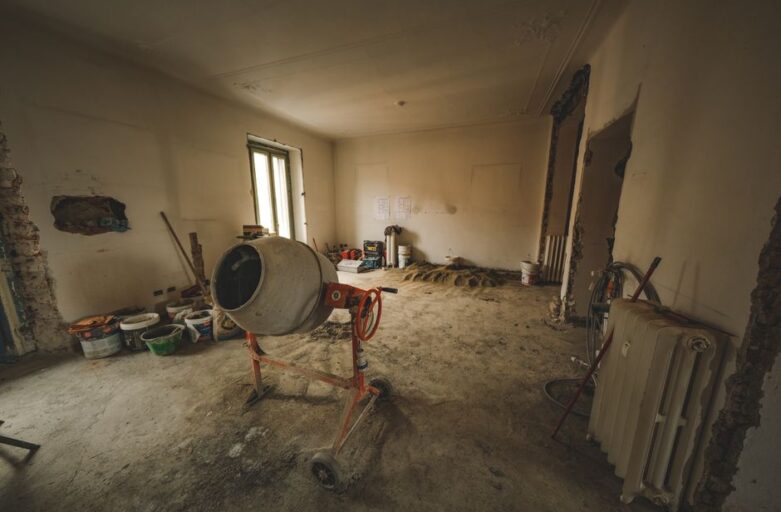 Een expert die een cementvloer repareert met moderne technieken en materialen voor duurzaam herstel.