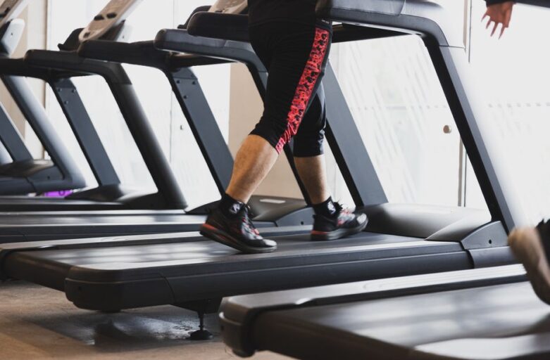 Een selectie van verschillende loopbanden voor thuisgebruik en fitness, geschikt voor joggen en hardlopen.