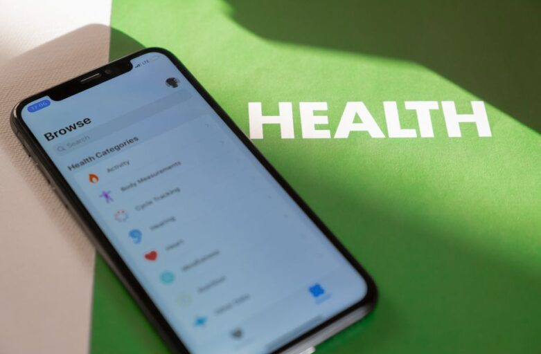 Een persoon die technologie en supplementen onderzoekt voor gezondheid, inclusief Red Light Therapy en magnesium.