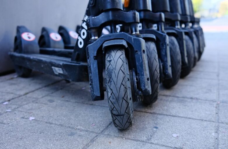 Een overzicht van verschillende types scootmobielen, inclusief 3-wiel en 4-wiel modellen, geschikt voor elke behoefte.