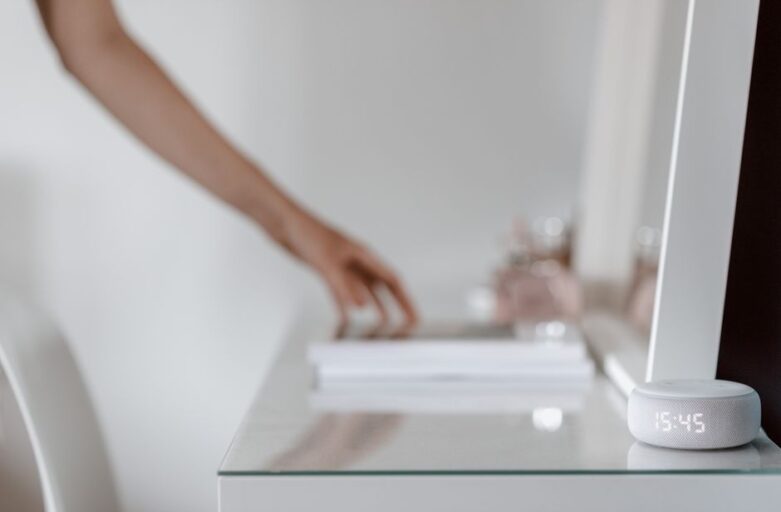 Een moderne woonkamer met slimme verlichting en apparaten die het leven comfortabeler maken.