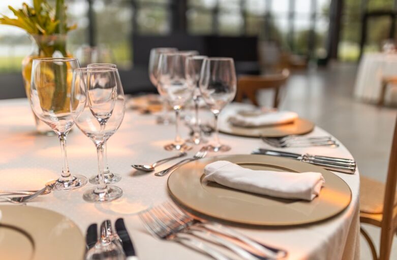 Een prachtige eettafel van 300 cm gemaakt van verschillende houtsoorten, perfect voor diners en vergaderingen.